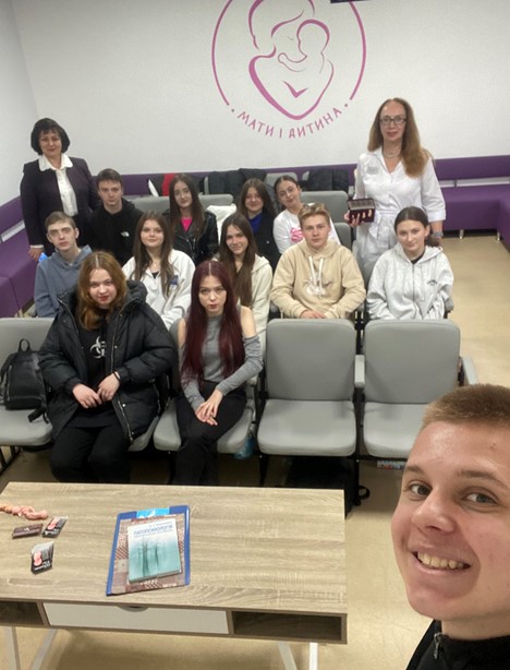 Майбутні психологи і психологині бізнесу та управління під час  практикоорієнтованого заняття у кабінеті ''Школи відповідального батьківства''